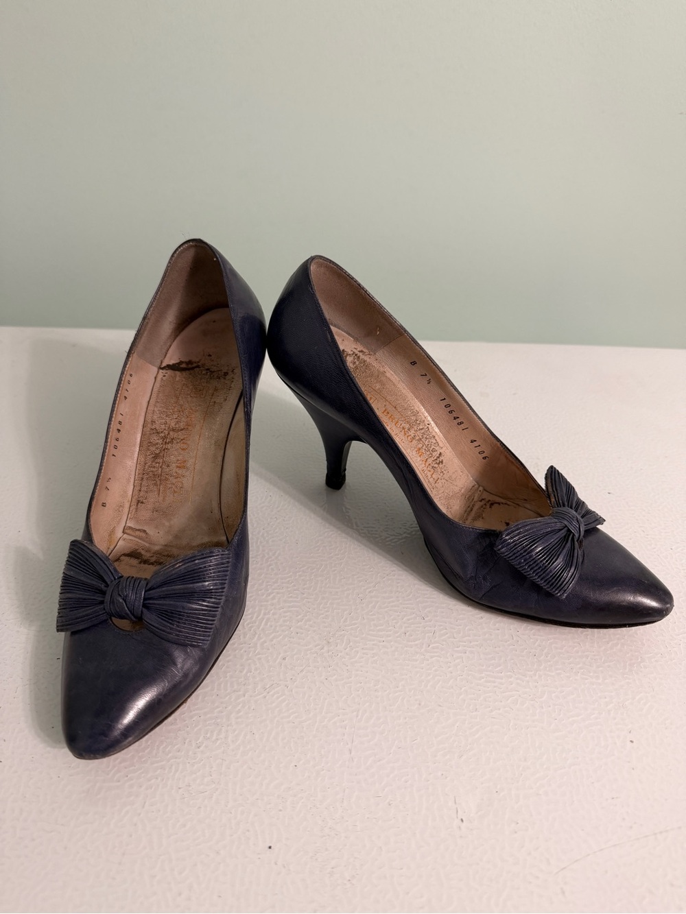 Vintage Bruno Magli Navy Leather Bow Pumps Heels Size 7.5 B Made Italy